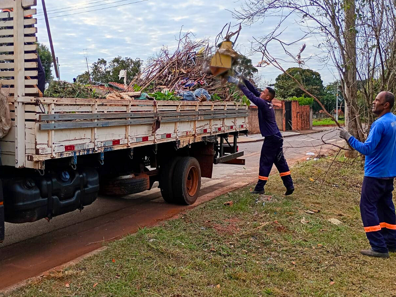 Acúmulo de lixo volta a ser retirado da Matinha entre bairros de Paraguaçu Paulista