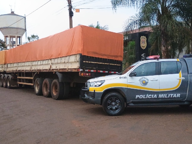 Placas adulteradas: caminhão com 49 toneladas de soja é apreendido em Palmital
