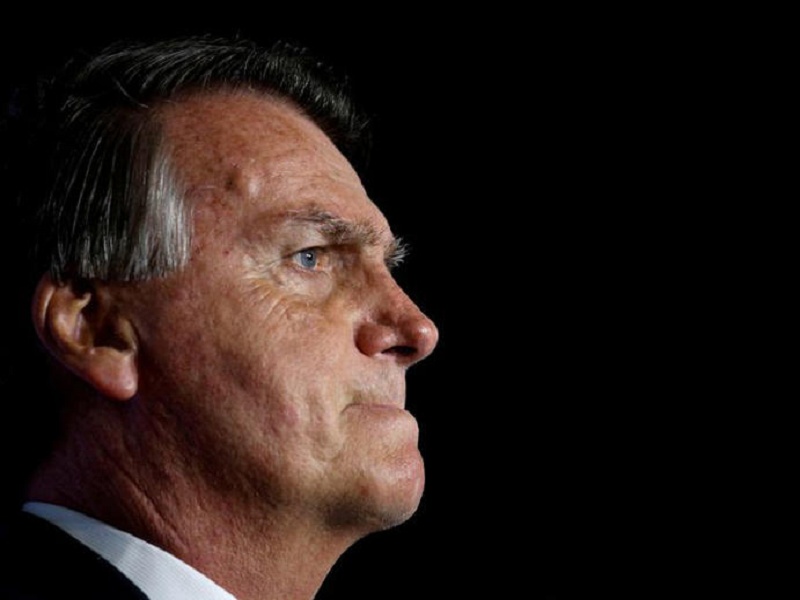 PF cumpre mandados na casa de Jair Bolsonaro, que usará tornozeleira