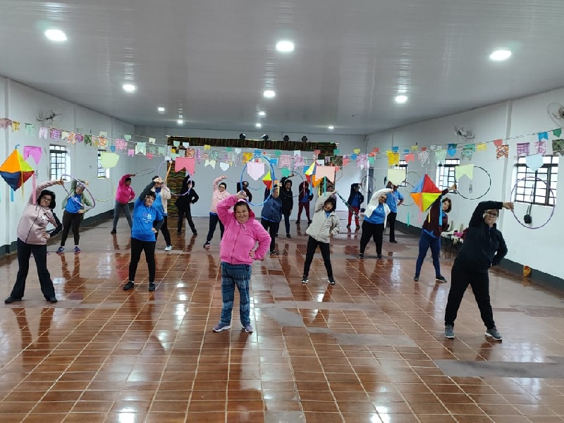 Mesmo no frio, turma da melhor idade mantém rotina de exercícios promovendo a qualidade de vida