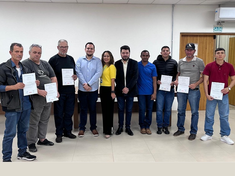 Prefeitura entrega certificados do curso de Eletricista Residencial em parceria com o SENAI