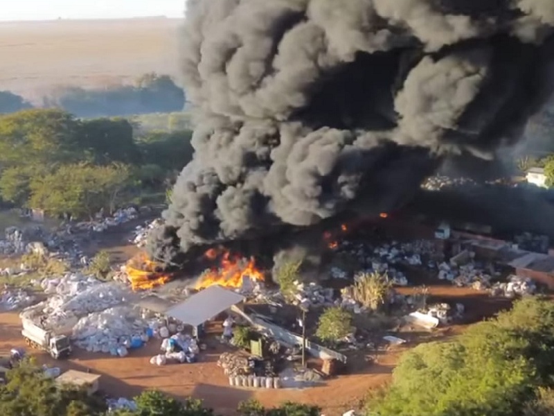 Incêndio atinge depósito de recicláveis em Palmital