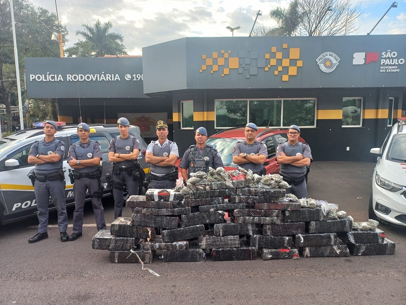 Mulher é presa com grande carga de maconha em operação na SP-333 em Marília