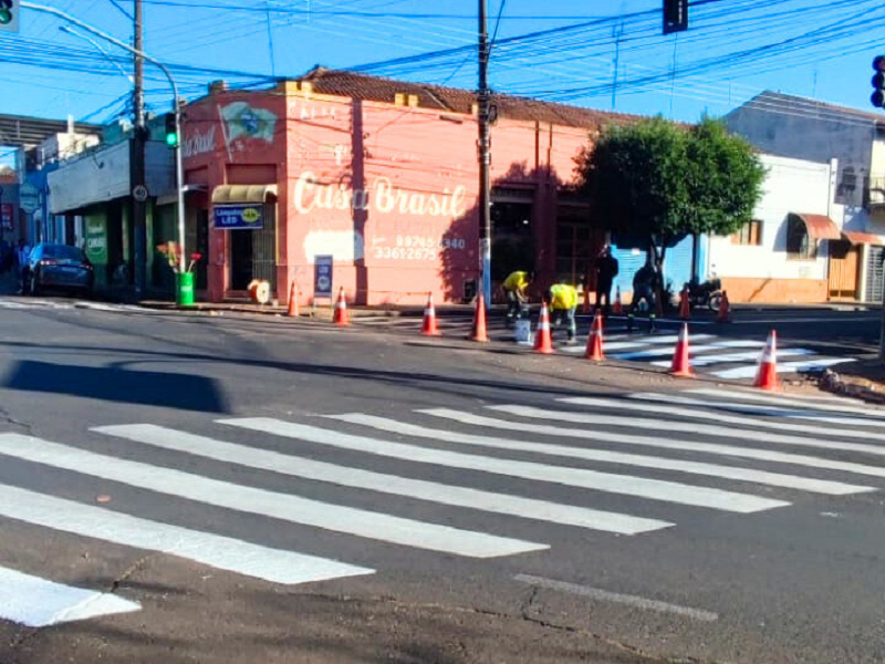 Avenida Brasil recebe nova sinalização para melhorar o trânsito