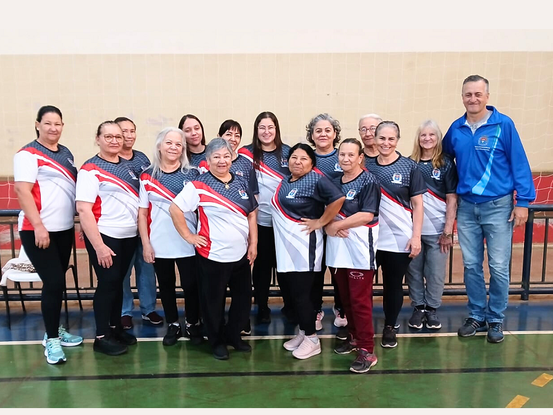 Mais um polo do projeto Esporte Melhora a Idade recebe novas camisetas em Paraguaçu
