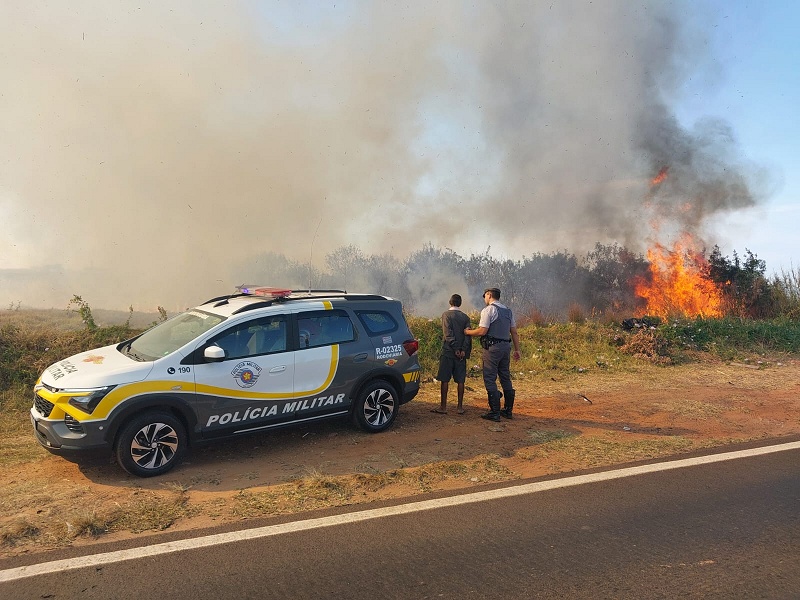 Homem é preso ao provocar incêndio em vegetação às margens da SP-294 em Marília