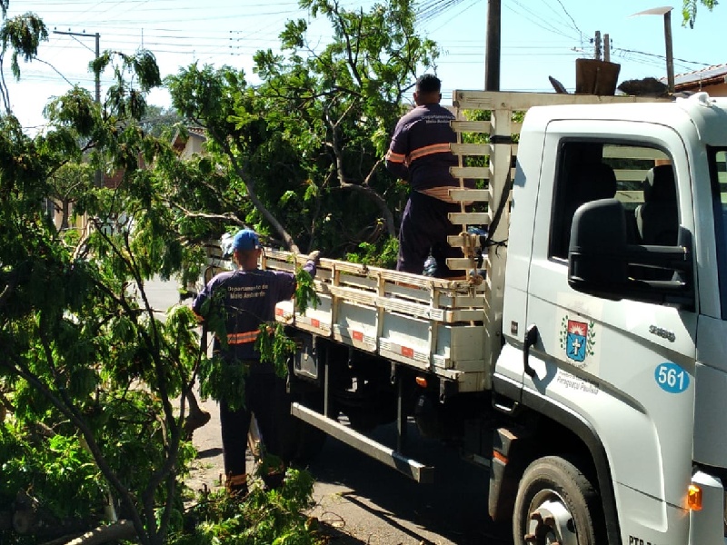 Prefeitura intensifica limpeza e recuperação de Paraguaçu Paulista após tempestade