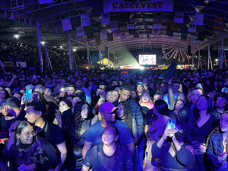 Zezé Di Camargo & Luciano encerram a Expo Paraguaçu 2025 com público recorde