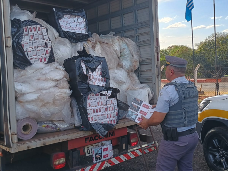 Policiamento Rodoviário prende criminoso com 25 mil maços de cigarros contrabandeados em Assis