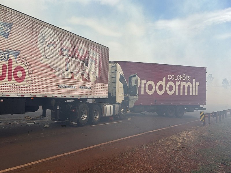 Incêndio perto do Posto Pioneiro causa grave acidente entre dois caminhões