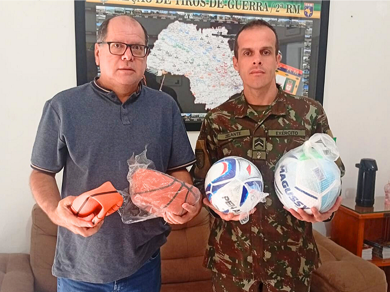 Secretaria de Esportes fortalece parceria e entrega materiais ao TG de Paraguaçu