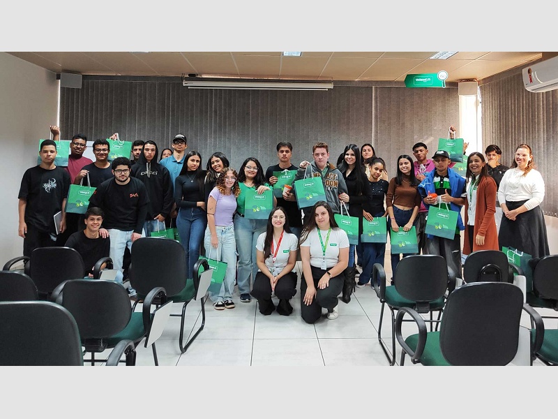 Alunos de Cândido Mota conhecem estrutura e oportunidades na Unimed Assis