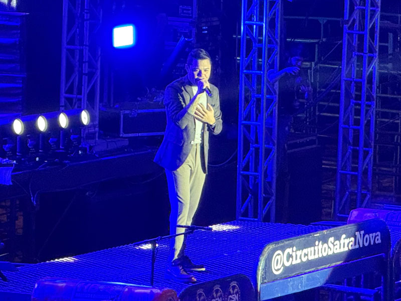 Multidão lota a 3ª noite da Expo Paraguaçu com show de Felipe Araújo