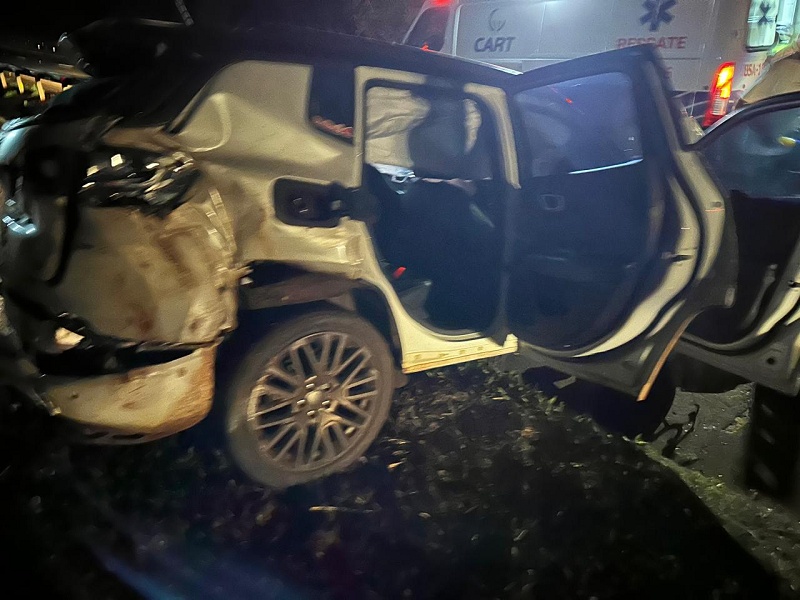 Acidente entre Assis e Maracaí deixa carro destruído e vítimas com ferimentos leves