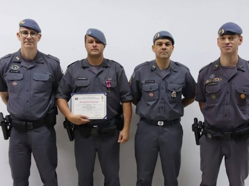 Policial Militar Paulinho Ribeiro, de Paraguaçu, recebe a Medalha Cruz de Sangue