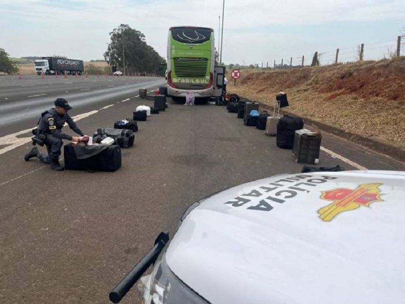 Polícia apreende 19 malas com produtos do Paraguai em ônibus fiscalizado na região
