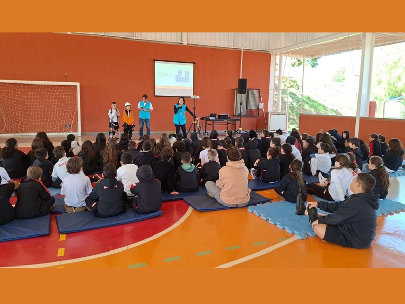 Equipes da Energisa percorrem escolas da região orientando sobre riscos de acidentes elétricos
