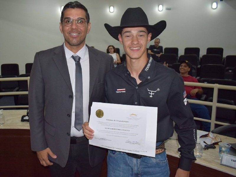 Vereador Leandro homenageia Matheus Stanckeviz, campeão da prova dos Três Tambores