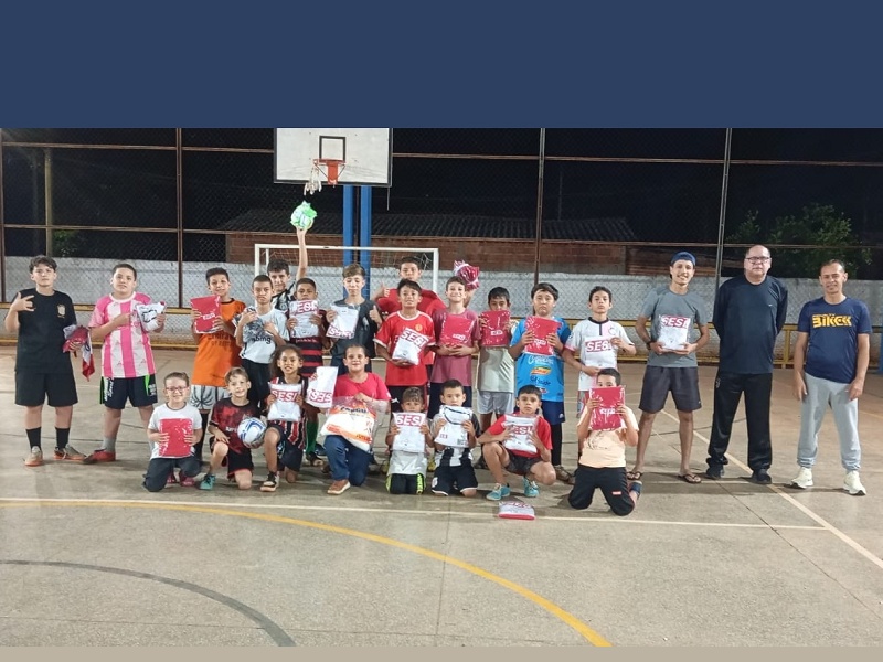 Escolinha de futsal de Conceição de Monte Alegre recebe novos materiais da Prefeitura
