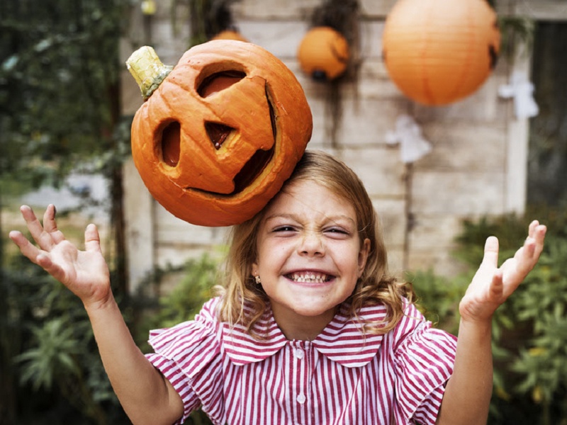 Halloween: entenda o que as crianças podem aprender com a data e veja dicas de brincadeiras