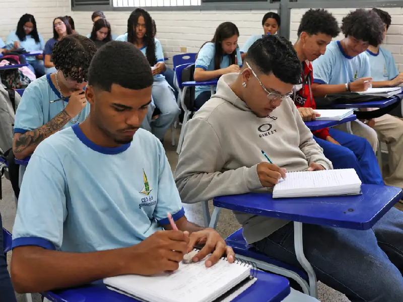 Beneficiário do Pé-de-Meia ganha R$ 200 se fizer dois dias de Enem