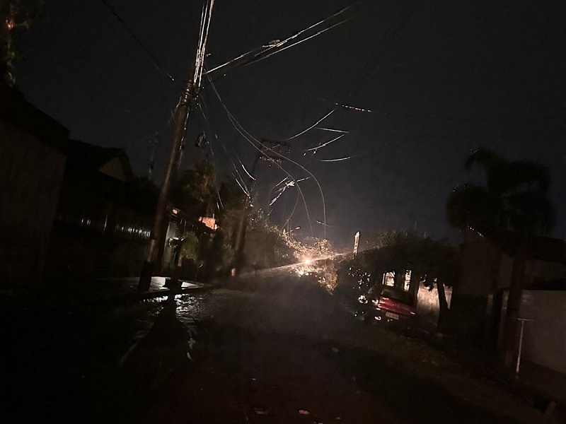 Tempestade de domingo causa destruição em Assis e atinge diversas cidades da região