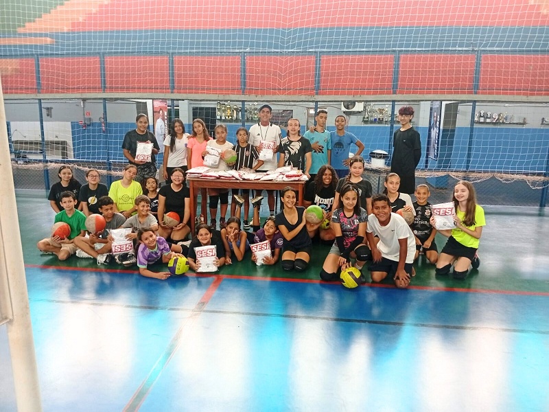 Adolescentes recebem novos uniformes do Projeto SESI ESPORTES em Paraguaçu Paulista