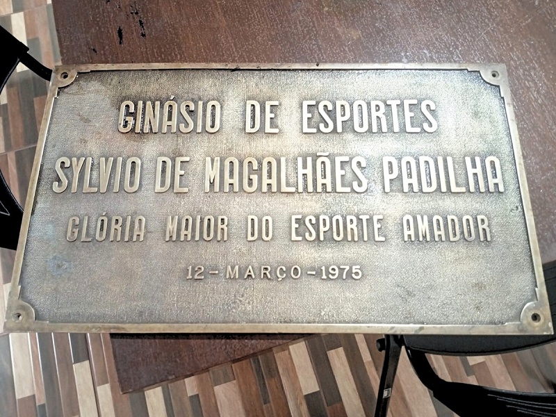 Placa histórica do Ginásio Padilha é reinstalada após 50 anos, marcando nova fase de revitalização