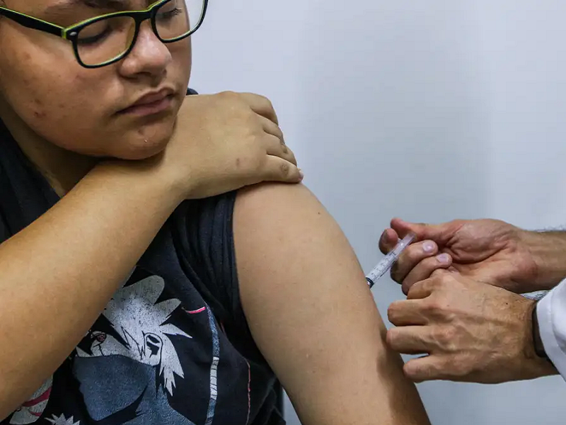 Jovens de 15 a 19 anos podem se vacinar contra HPV até junho de 2026