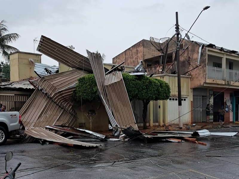Tempestade causa destruição em Maracaí-SP