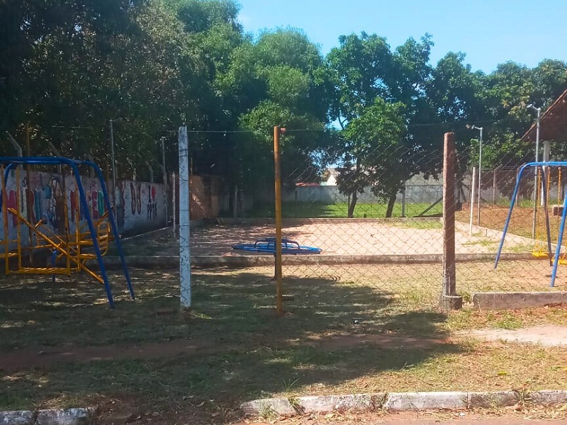 Quadra de vôlei de areia revitalizada é entregue à população no Jardim Murilo Macedo