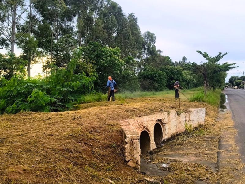 Mutirão de limpeza e roçagem avança pela cidade e Prefeitura convoca população a combater a dengue