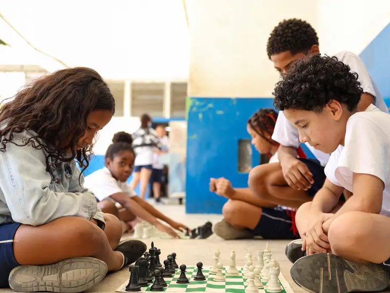 MEC fará pesquisa sobre impacto da restrição de celular nas escolas