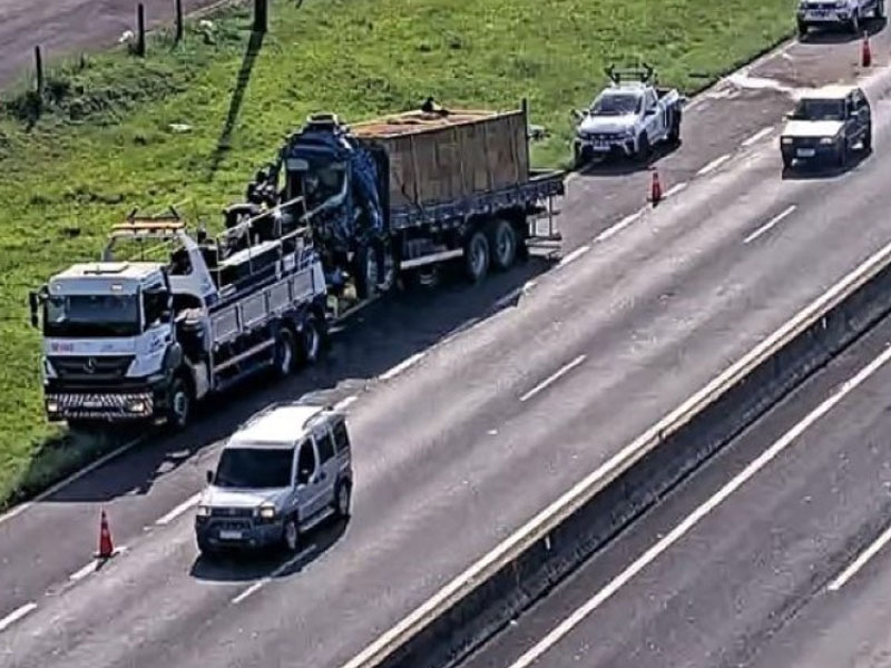 Colisão entre caminhões na Raposo Tavares causa morte de motorista em Assis