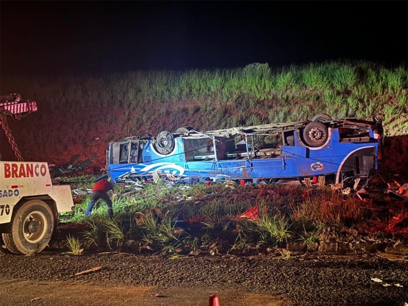 Seis morrem e dezenas ficam feridos após acidente com ônibus em Marília