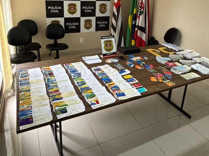 Mais de 200 cartões de crédito são apreendidos em imóvel de investigado por agiotagem, em Paraguaçu