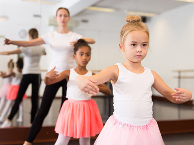 Aulas de ballet clássico são oferecidas gratuitamente para crianças em Quatá