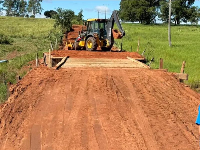 Prefeitura presta socorro a veículos após chuvas e prepara melhorias emergenciais em estrada