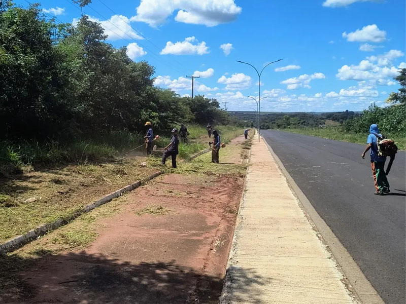 Prefeitura realiza mutirão de limpeza no acesso ao Balneário e reforça pedido de conscientização