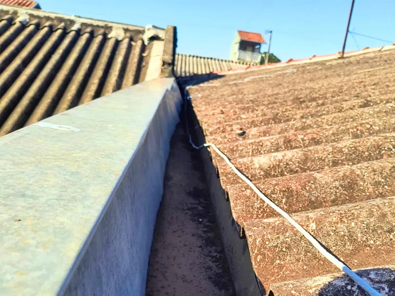 Manutenção em calhas protege patrimônio público e previne dengue