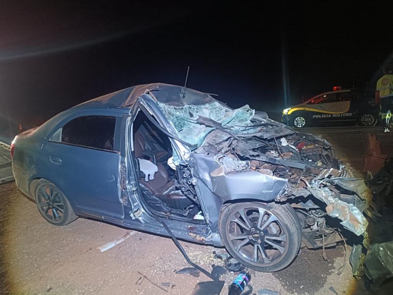 Colisão entre carro e caminhão mata morador de Maracaí e deixa criança em estado grave