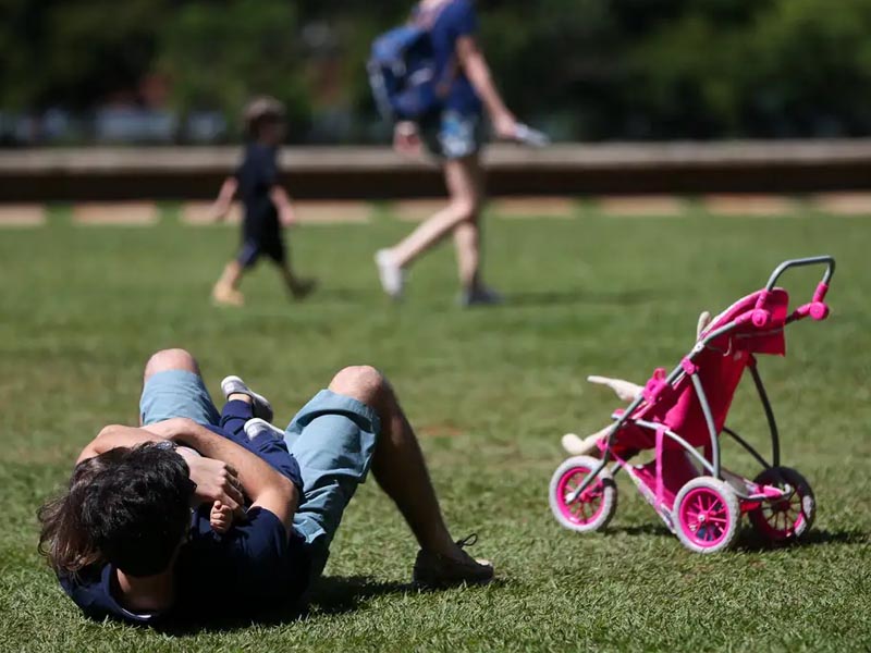 Licença-paternidade de até 20 dias é aprovada no Senado