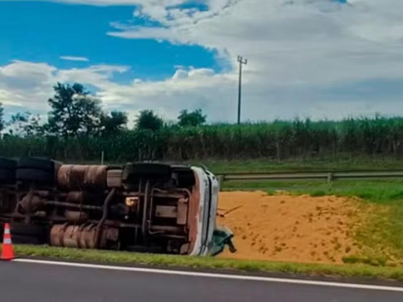 Motorista embriagado fica ferido após tombar caminhão carregado de soja em rodovia de Maracaí