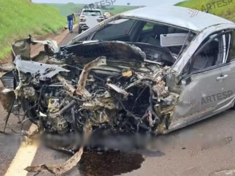 Motorista fica ferido após acidente envolvendo carro e carreta na Raposo Tavares, em Maracaí