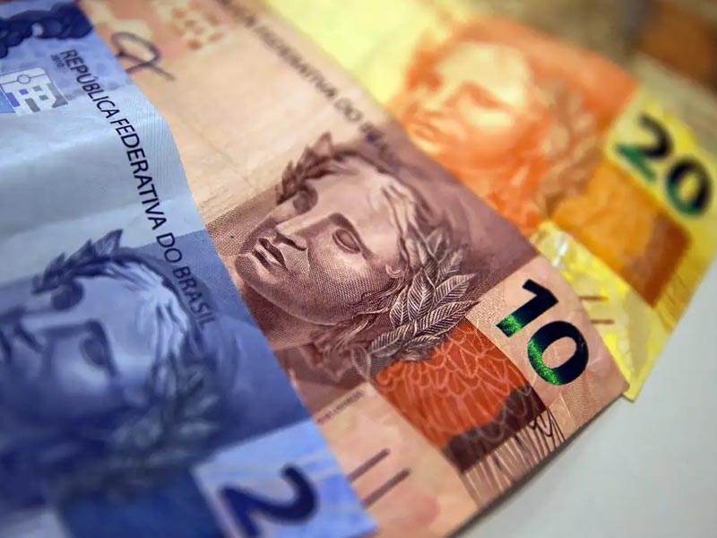 Aposentados e pensionistas do INSS começam a receber 13º nesta sexta