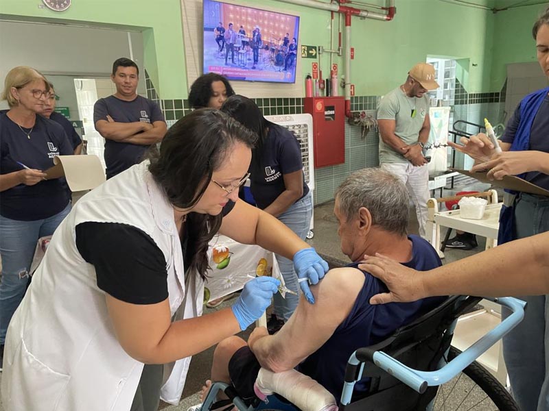 Secretaria de Saúde leva vacina da gripe ao Lar dos Idosos