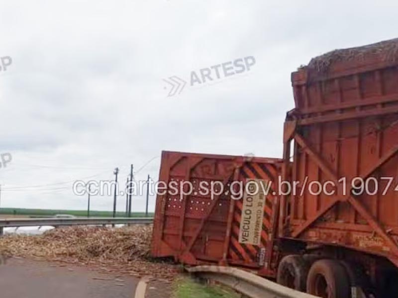 Carreta carregada com cana-de-açúcar tomba e interdita rodovia por cinco horas