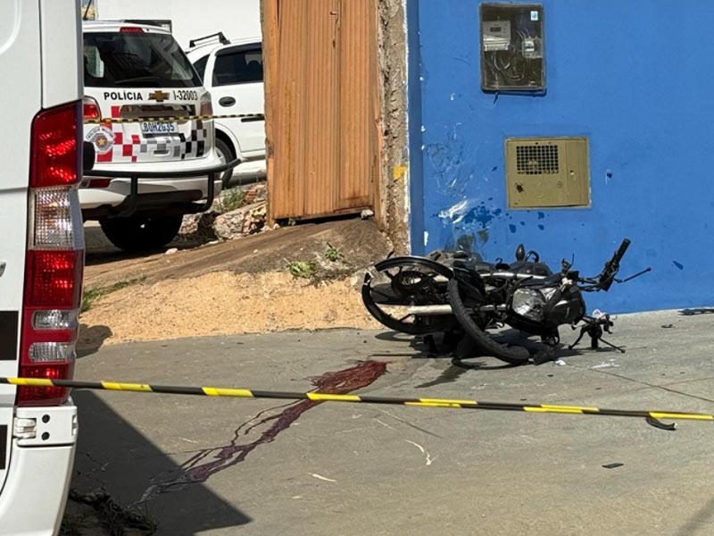 Ao tentar fugir da polícia, motociclista sobre grave acidente e tem fragmentos do crânio espalhados