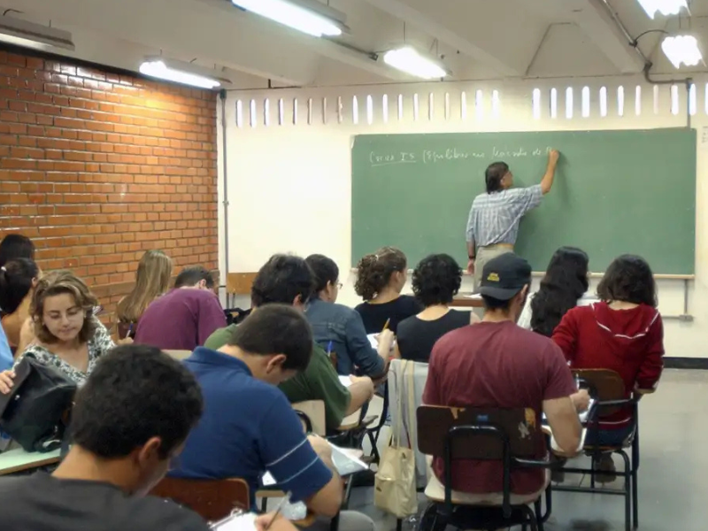 Metade dos professores formados em EAD tem desempenho insuficiente