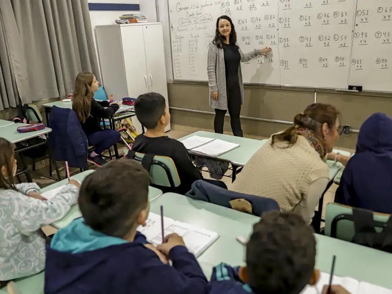 Senado aprova MP que estabelece piso de R$ 5.130 para professores